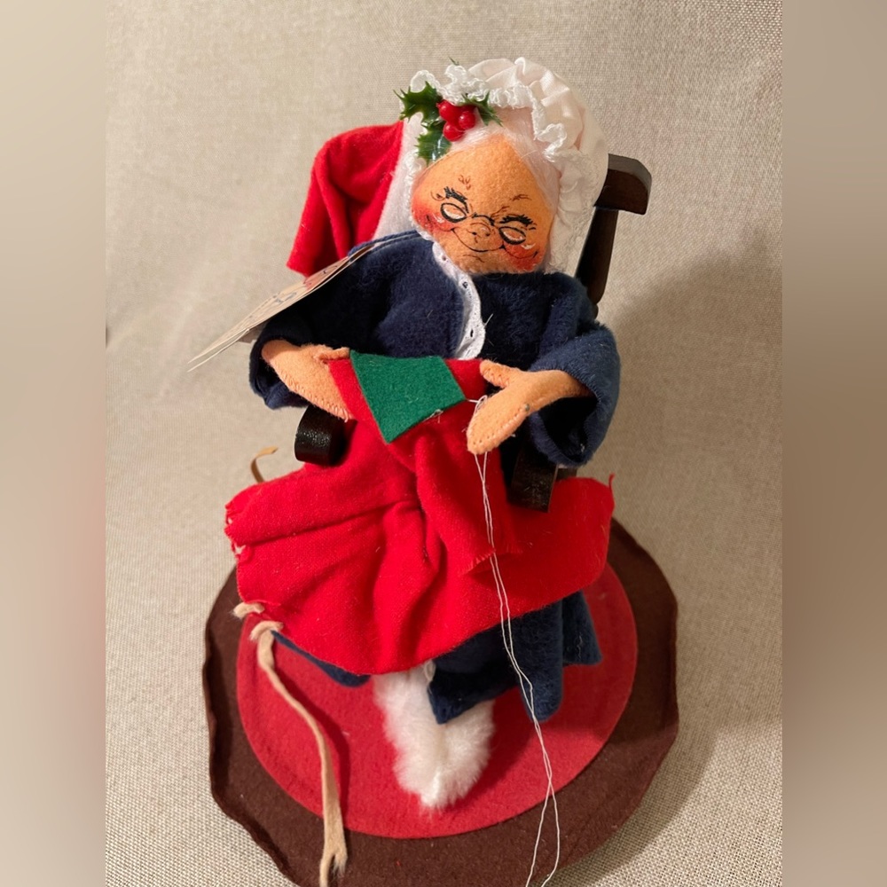 Annalee Doll -  Mrs. Santa " Last Minute Mending " with Tags 1994